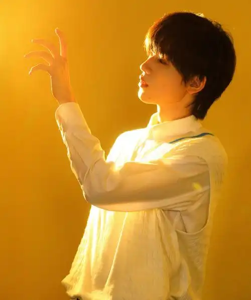 宋亚轩微博营业,学院风造型的清新少年,又萌又帅!_高清图集_新浪网