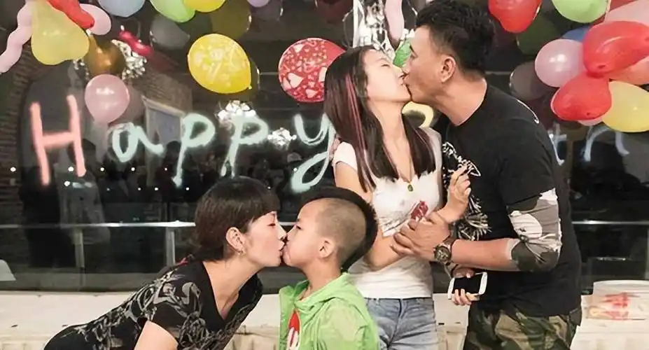 比如说和14岁的女儿还嘴对嘴亲吻,小儿子康康跟着老父亲上了《爸爸去