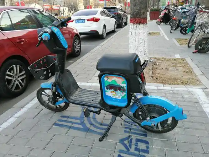 一辆停在北方城市沧州的共享电动车