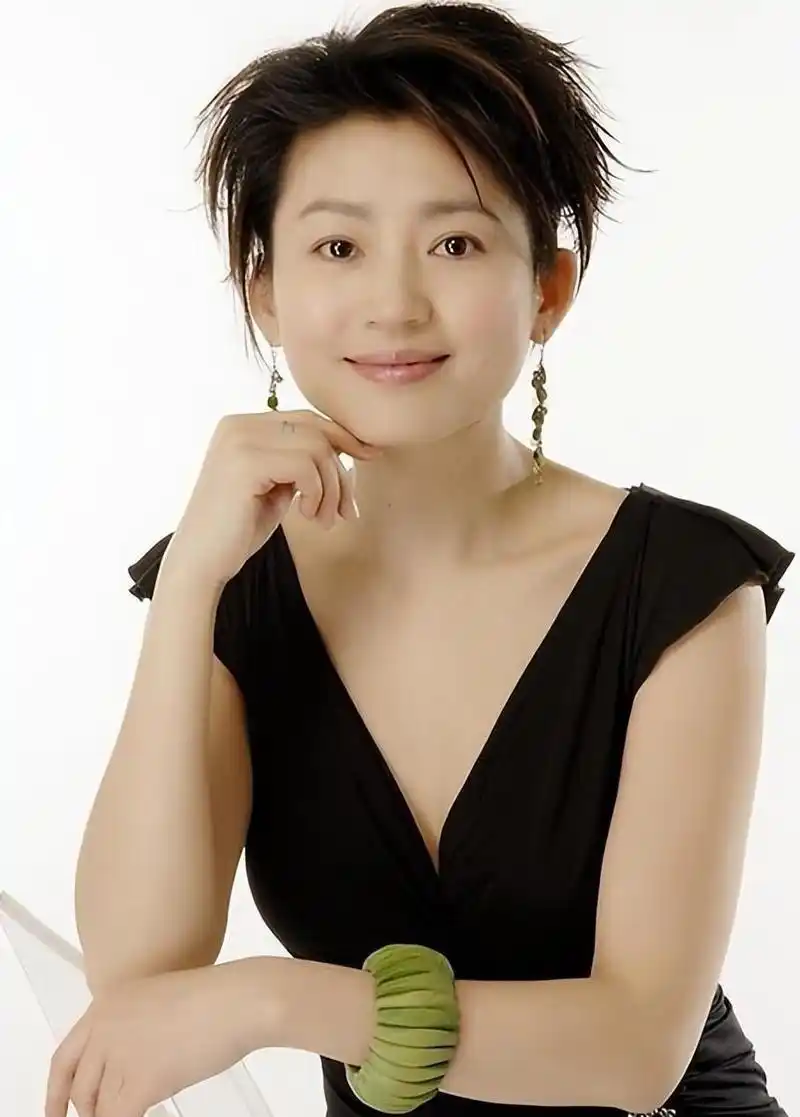 王小丫:从央视主持到传奇人生,她的故事远比镜头前更精彩!