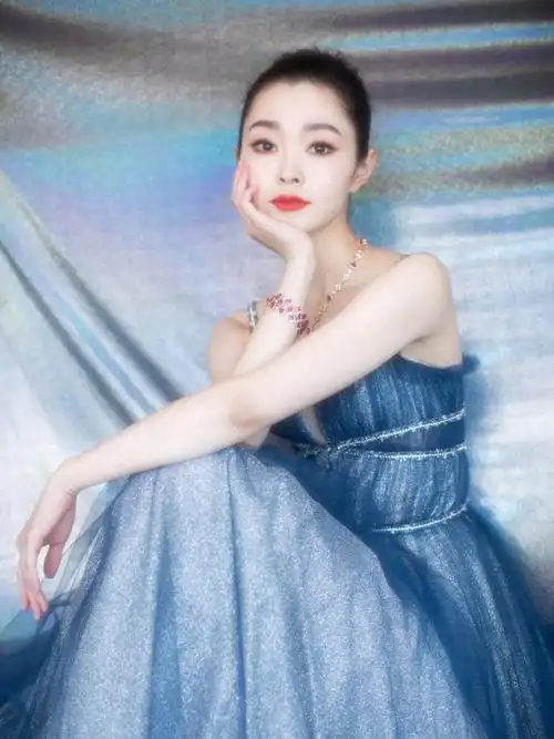 宋轶出席活动肤白气质佳吊带纱裙仙气十足网友真人版艾莎