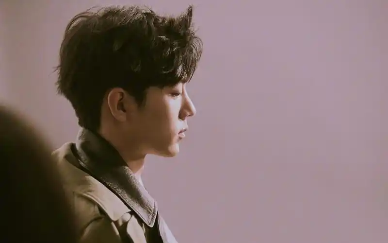 肖战帅气养眼高清桌面壁纸