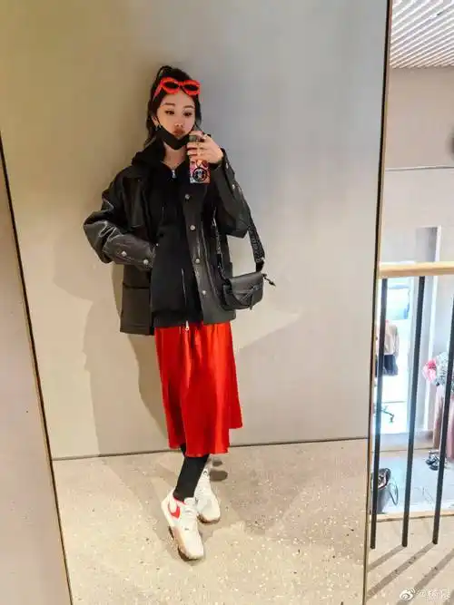 杨幂分享巴黎街拍美照,中式穿搭超有范,大秀香肩性感撩人_风景线_服饰