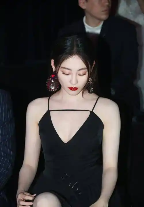 祝绪丹身穿黑色吊带高跟鞋,尽显迷人魅力!_皮肤_身材_时尚