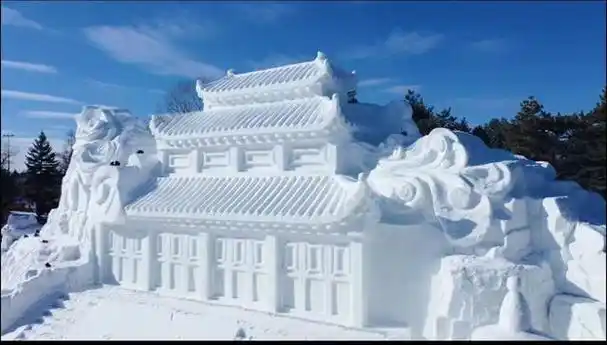 雪雕版"云顶天宫","青铜门"现身长白山 长白山管委会:化热门ip"流量"