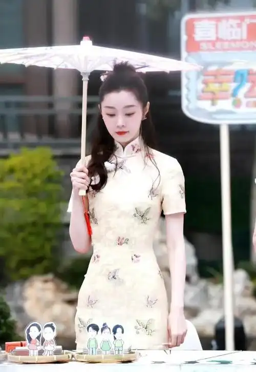 宋轶最新活动美照一袭修身旗袍穿搭优雅甜美气质绝佳