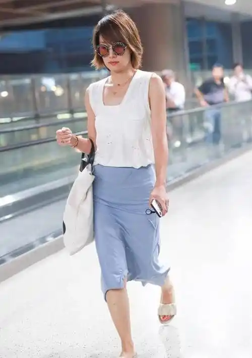 讲真,马伊琍虽不是大美女,但穿衣打扮简约接地气,看着就舒服_气质