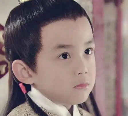 吴磊与欧阳娜娜童年照被扒出,却被吐槽两人太相似,网友:羡慕了