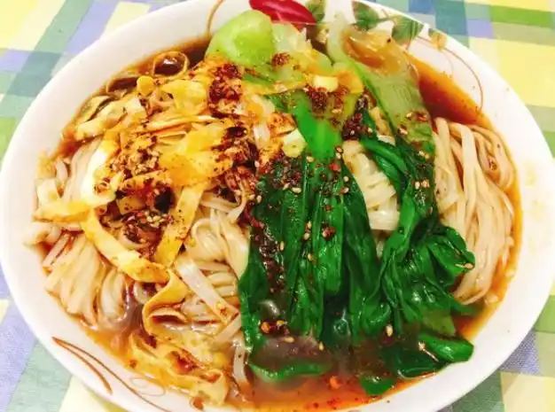 面条制作:油泼辣子酸汤面,油泼辣子是美味的精华所在