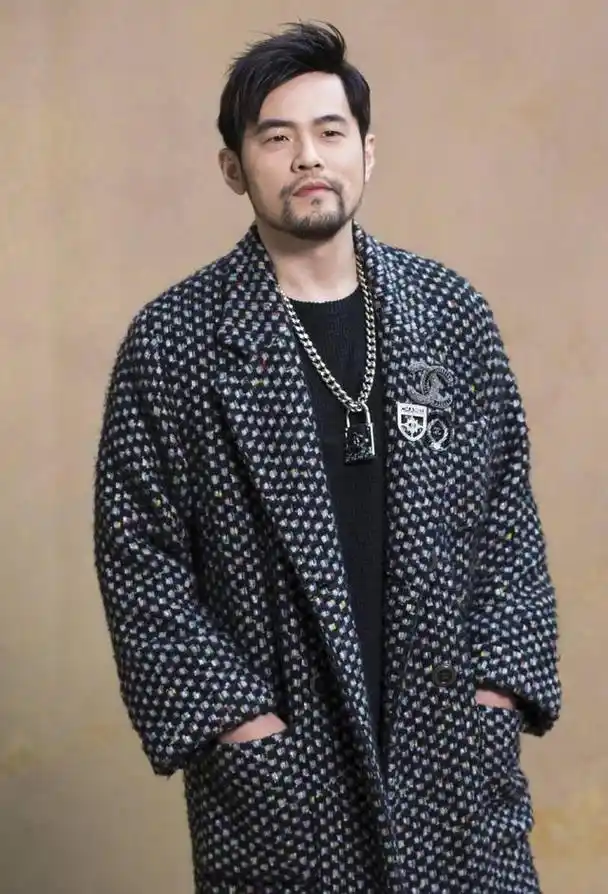 周杰伦婚后胡子拉碴衣品却直线上升,网友:这是老婆昆凌的眼光!