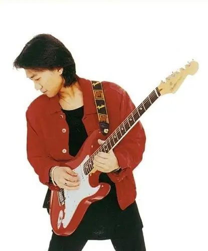 1993年,黄家驹摔下舞台,意外离世,死后墓碑却遭歌迷破坏