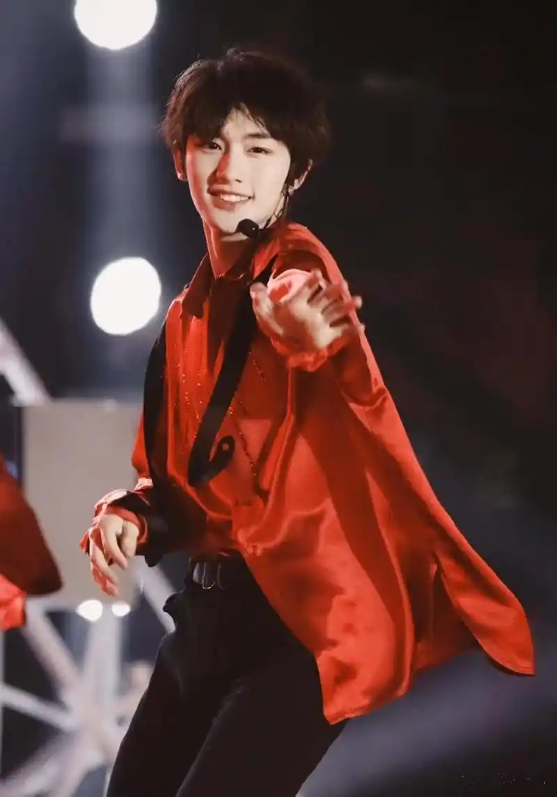 这些以前没见过的照片里马嘉祺都笑啦!