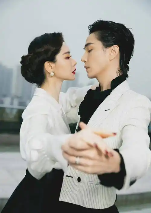 戚薇暂退娱乐圈,李承铉担养家重任,为神仙爱情落泪_白色_衬衫_夫妻