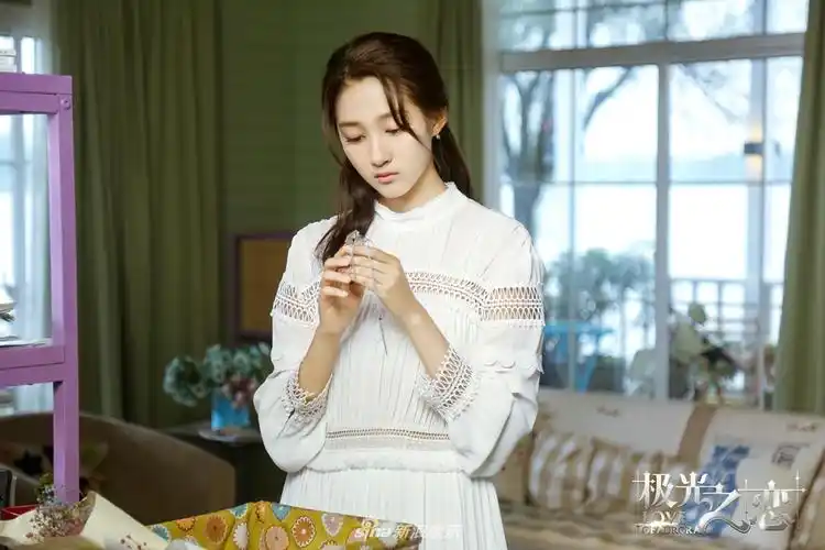 极光之恋关晓彤红毯撞衫朱晓鹏下跪深情求婚