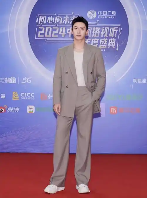 黄景瑜主打休闲,宽松西服配阔腿西裤,脚踩一双运动鞋,从头到尾都显示