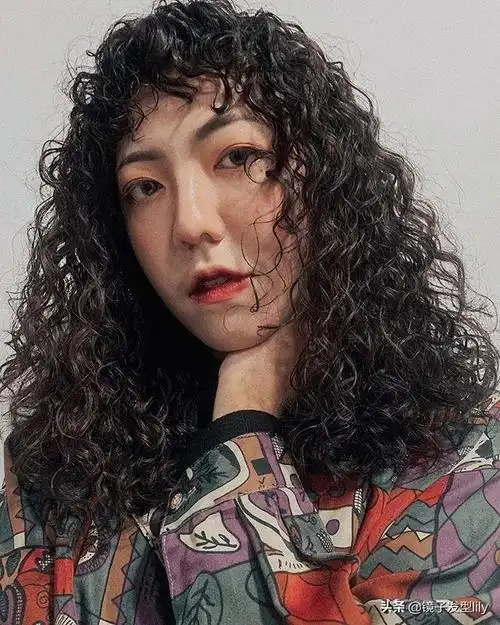 2020羊毛卷这样烫,无论胖瘦都洋气,适合头发细软少的女性