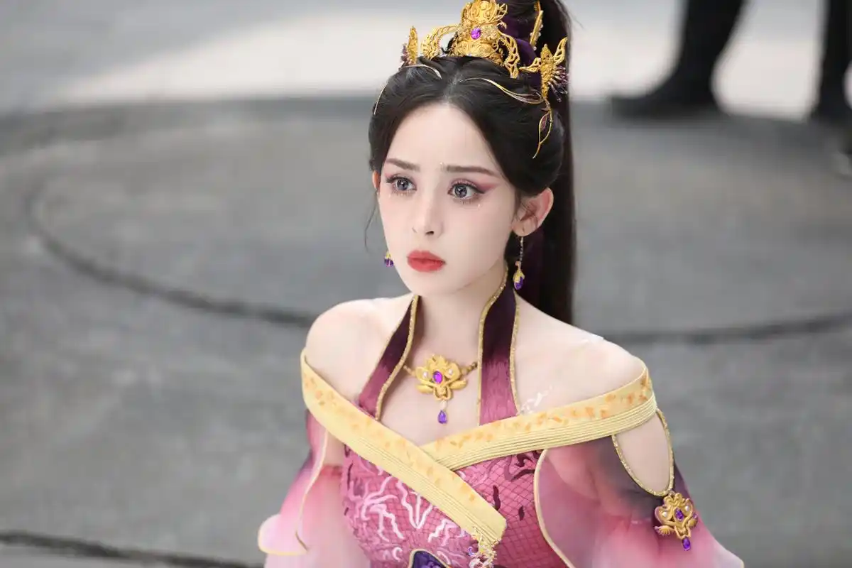 古力娜扎最新紫衣古装写真照,高马尾金簪造型,侠气与美并重