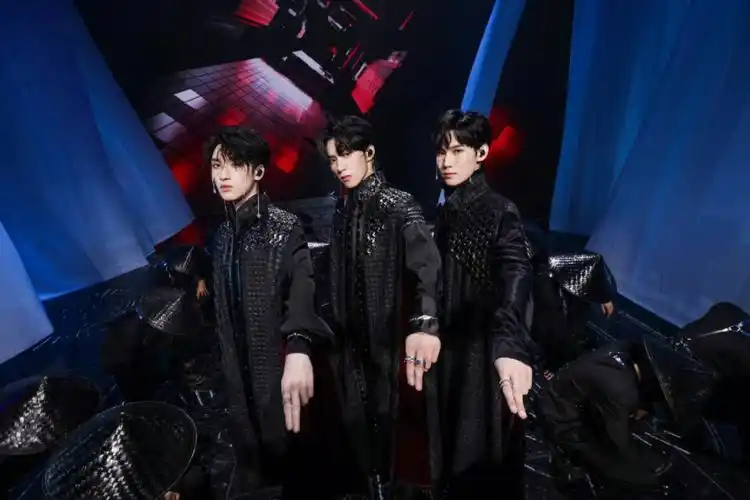 73时代少年团火力全开无尽夏合作舞台图