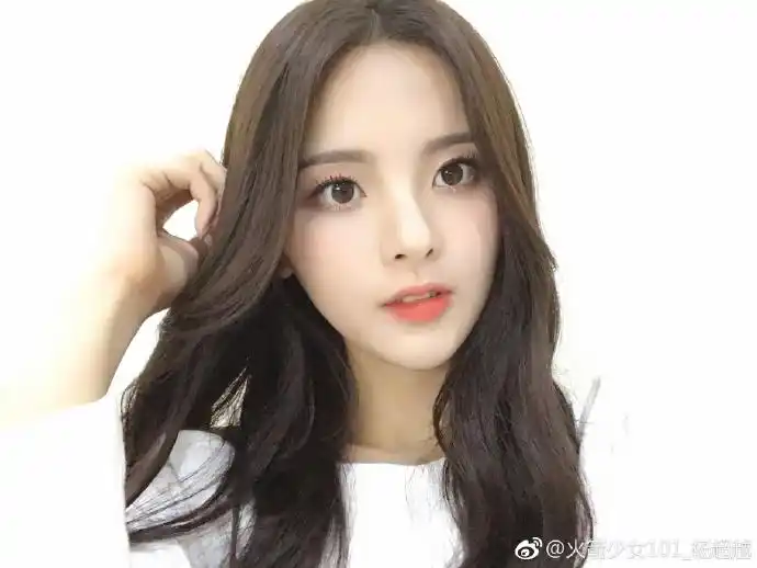 杨超越晒素颜自拍照清爽纯净 皮肤白嫩少女感十足