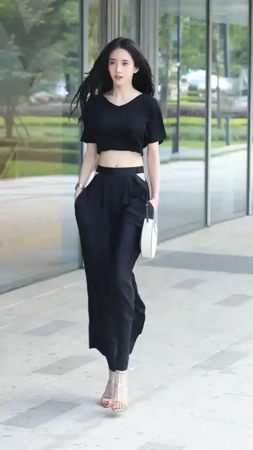 潘南奎身穿黑色t恤搭配阔腿裤好气质堪称绝美