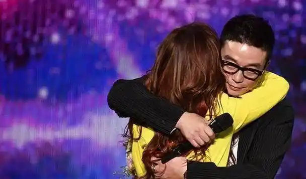 原创张靓颖与男友出行曝光当街搂抱似人形挂件比起新郎更爱伴郎