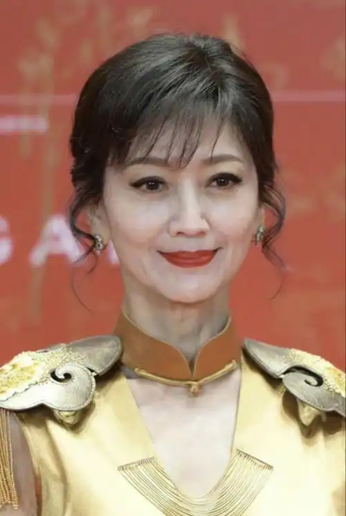 70岁白娘子赵雅芝对比60岁许仙叶童一个风韵犹存一个整得吓人