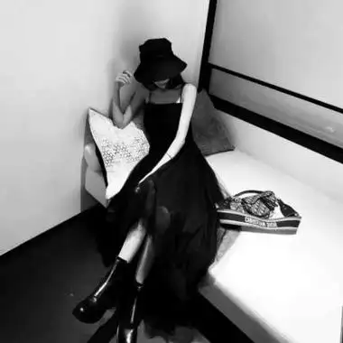 比较悲伤的头像黑白女用安静粉饰落寞的女人