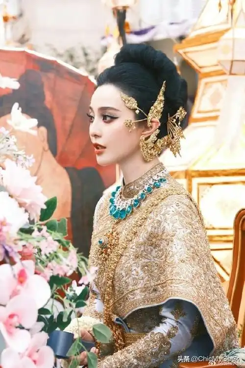 范冰冰泰国泼水节花车游行,绝美造型被称「泰服天花板」!