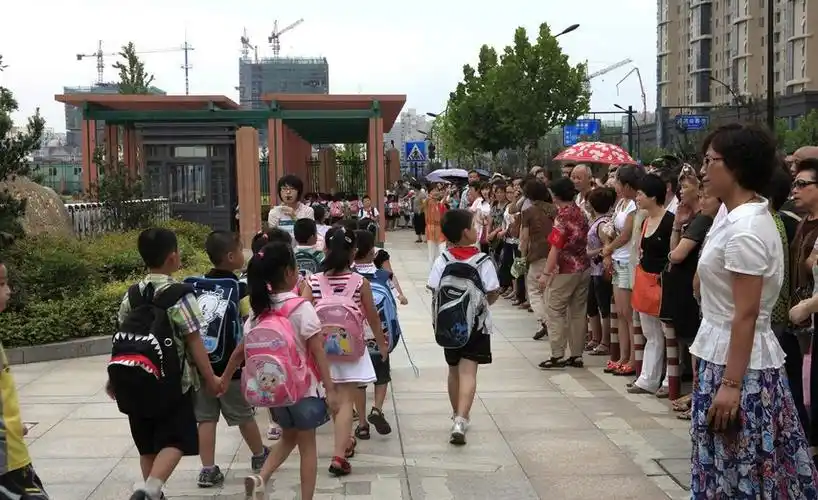 学军小学放学家长接送.jpg