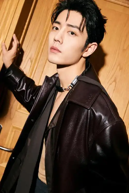 嘴角比ak难压,一整个嘶哈嘶哈啦～脖子上的飘带好禁欲!#肖战黑皮大衣