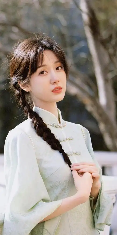 王子璇文艺风壁纸组图桃花面柳叶眉麻花辫演绎民国旗袍少女