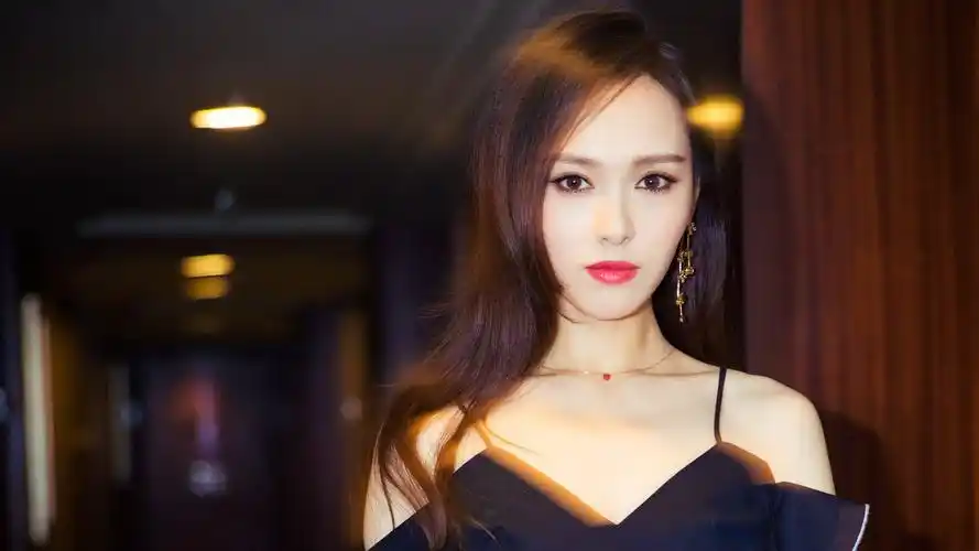 唐嫣最新时尚写真