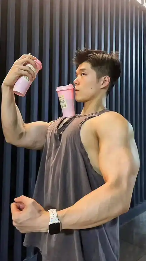 健身达人胸肌大可以当小桌子