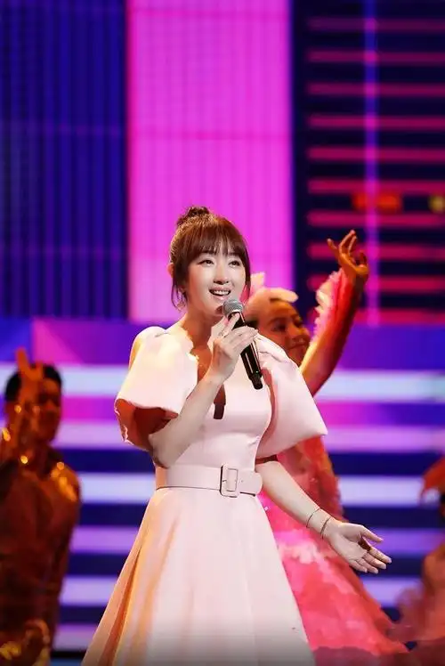 48岁杨钰莹终于不走玉女路线,烫卷发换妆容变熟女,气质大变样