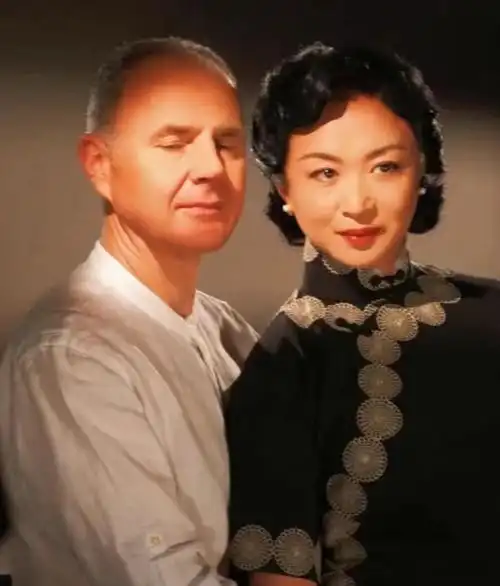 金星参加干女儿的婚礼穿透视长裙脚踩高跟鞋网友风头抢走了