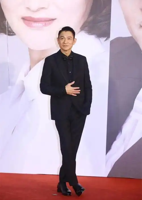 刘德华真抗老黑皮衣梳大背头颇有当年风范59岁了还是那么有型