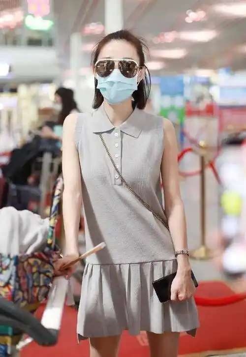 原创素颜女神王丽坤也跑偏了穿t恤接了条百褶裙这么穿真省心