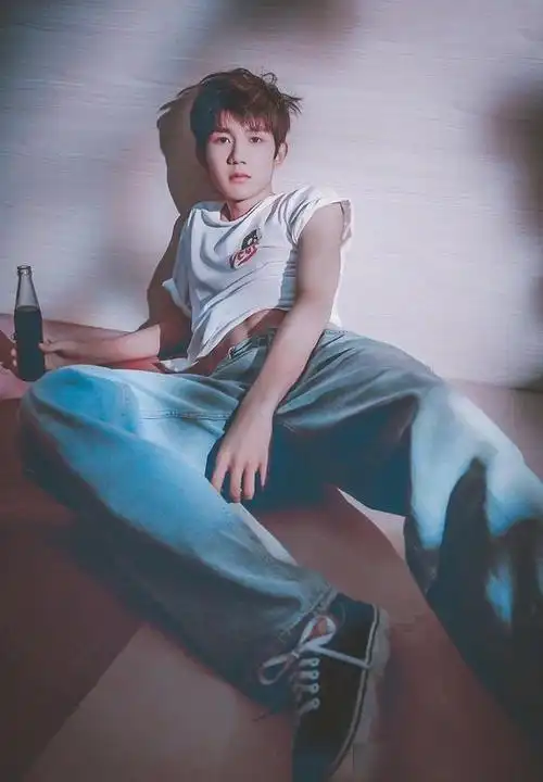 不甘示弱练出8块腹肌,王源这回赢