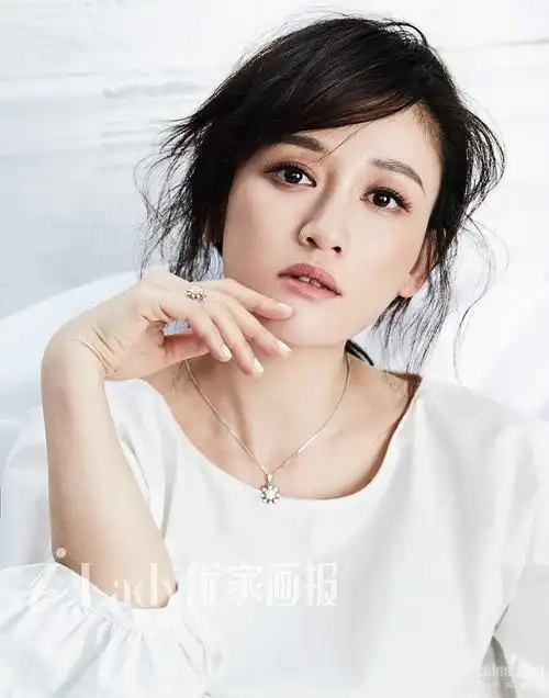 陈乔恩曝封面大片 纯色演绎现成熟魅力(5/6)