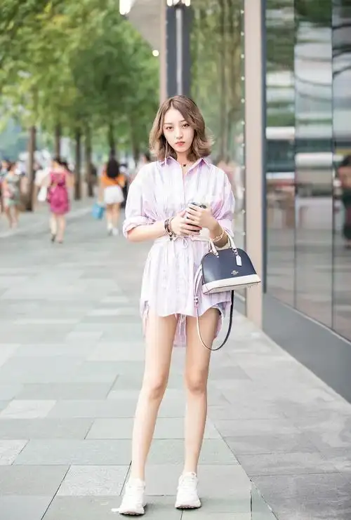 街拍:衬衫裙清新飘逸,简约时尚显腿长,成为美女的穿搭首选
