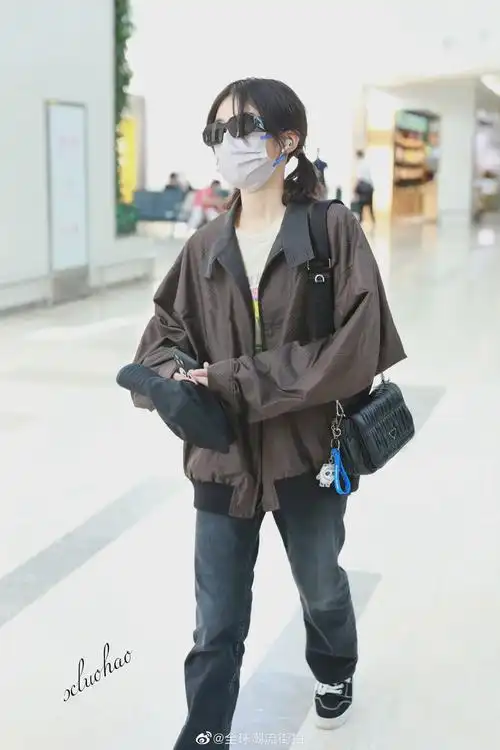 张子枫最新机场私服穿搭整体搭配以深色为主