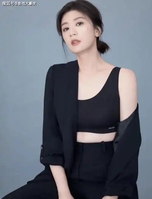 太撩了贾静雯穿内衣秀身材容颜未老身材有料依旧年轻性感