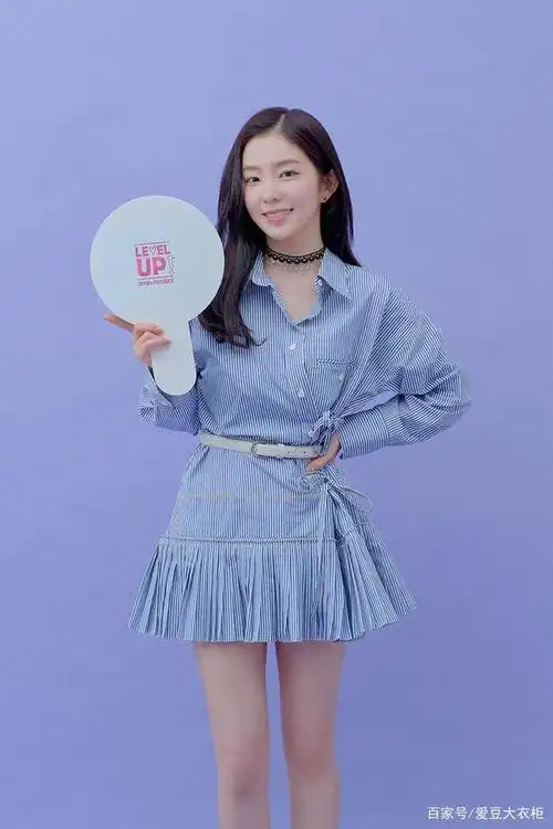 red velvet裴珠泫真会穿!条纹衬衫裙诠释甜美活力,配腰带更显瘦