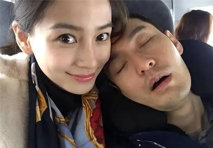 麻花辫造型宛如少女,小海绵近照像黄晓明_网友_照片_长相