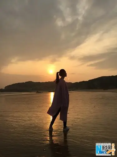 李沁曝海边写真 夕阳下漫步恬静动人