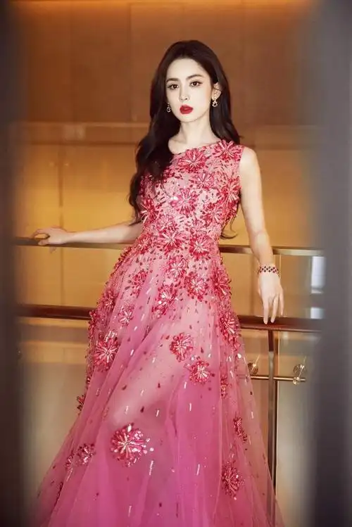 而其中,古力娜扎的现身更是让人目不暇接.