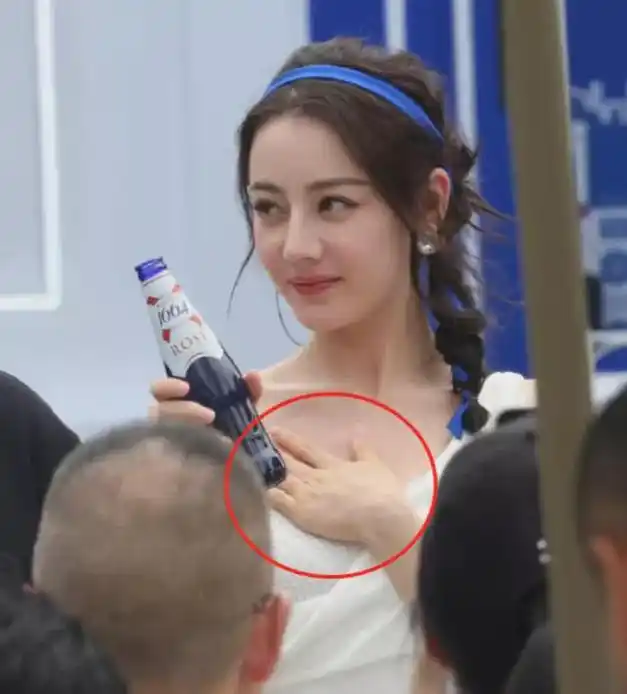 有一种尴尬叫迪丽热巴玩性感捂住胸口忸怩作态穿了不如不穿