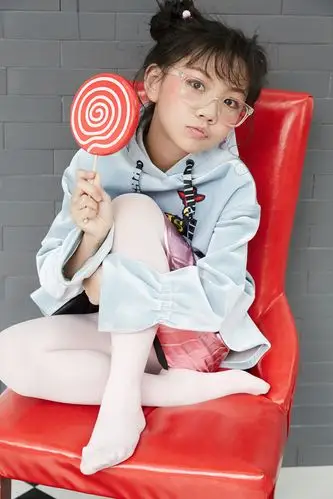 五月封面大片王晰乐带你窥探演技派少女的摩登之事