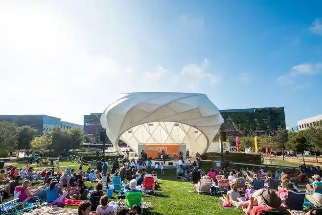 公园舞台及阳光草坪