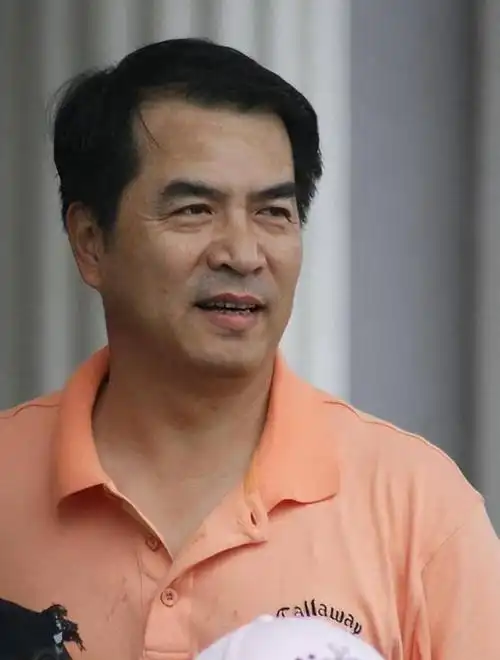 在拍摄电视剧《谁是我的爸爸》期间,何晴结识了廖京生,他比何晴大了9